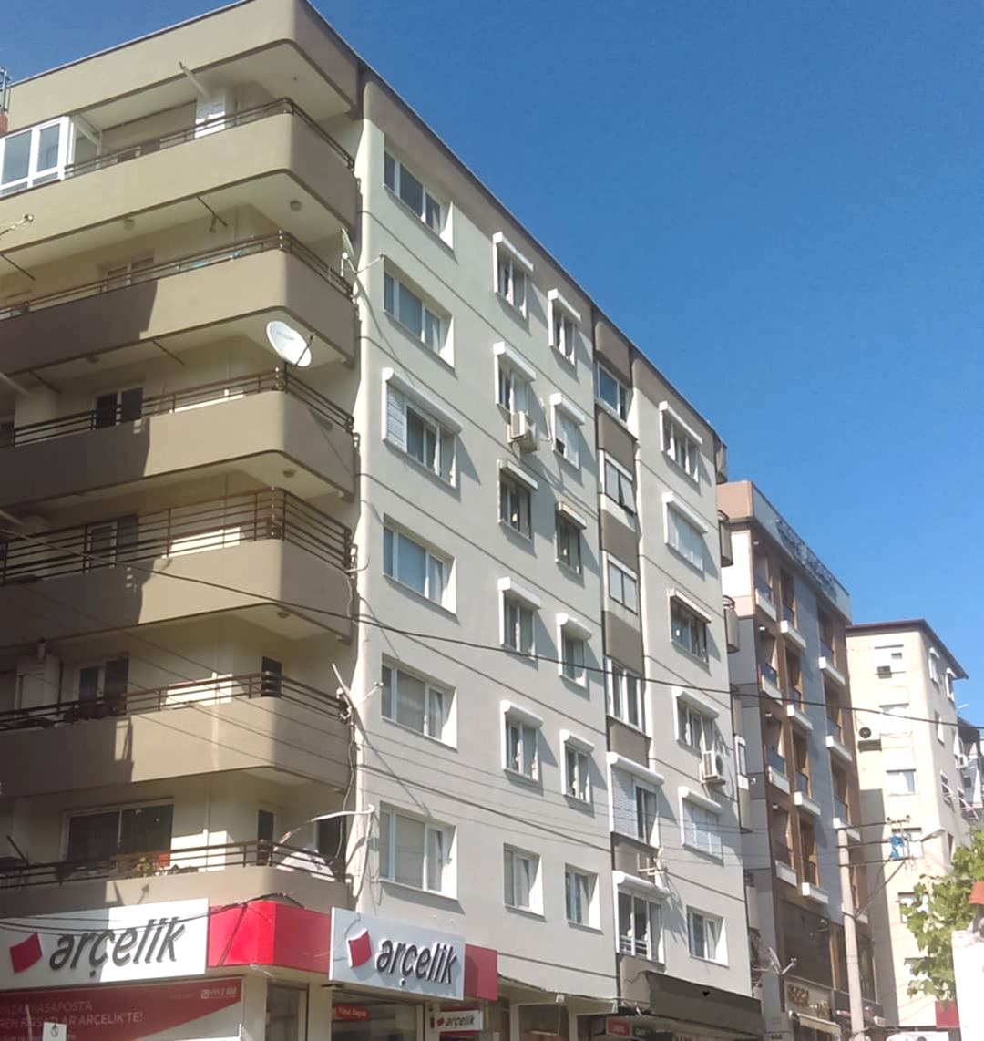 aydın_apartmanı_fileli sıva İzmir Karabağlar Vatan Mahallesi’nde yer alan **Aydın Apartmanı’na**, dış cephe dayanıklılığını artırmak ve yalıtım performansını güçlendirmek amacıyla **Filli Boya Dalmaçyalı Serisi** kullanılarak **fileli sıva uygulaması** yapılmıştır. Bu işlem, modern yalıtım standartlarına uygun şekilde gerçekleştirilmiş olup, apartmanın uzun ömürlü bir koruma ve estetik bir görünüm kazanmasını sağlamıştır.