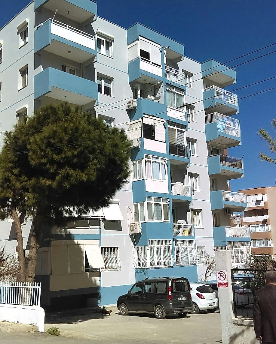 Narlıdere_Emek_Apartmanı Narlıdere Çamtepe Mahallesi’nde yer alan Emek Apartmanı’nda, binanın enerji verimliliğini artırmak ve dış cepheyi uzun yıllar dayanıklı hale getirmek amacıyla Filli Boya Dalmaçyalı Serisi ile mantolama uygulaması yapılmıştır. Bu işlemde, 4 cm kalınlığında ısı yalıtım levhaları kullanılarak bina sakinlerinin hem enerji tasarrufu hem de estetik beklentileri karşılanmıştır.