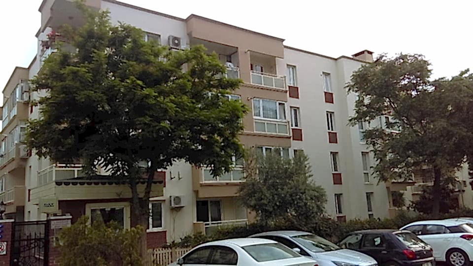 standartkent_evka3_fileli sıva Bornova Evka 3’te yer alan, 8 bloktan oluşan ve toplamda 13.000 metrekarelik alana sahip Standarkent Sitesi’nde, **Filli Boya Dalmaçyalı Serisi** kullanılarak **fileli sıva uygulaması** yapılmıştır. Çalışma, sitenin dış cephe dayanıklılığını artırmak ve uzun ömürlü bir yalıtım sağlamak amacıyla gerçekleştirilmiştir. Uygulama, modern malzemeler ve profesyonel ekipler tarafından titizlikle tamamlanmıştır. Bu işlem sayesinde site sakinlerine hem estetik bir görünüm hem de dış etkenlere karşı etkili bir koruma sağlanmıştır.