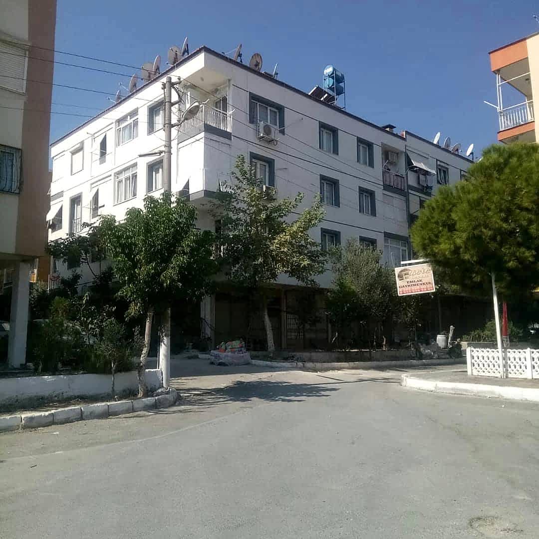 van apartmanı dalmaçyalı İzmir Karabağlar Eserkent semtinde yer alan Van Apartmanı’na, **Filli Boya Dalmaçyalı Serisi** kullanılarak **4 cm kalınlığında mantolama uygulaması** yapılmıştır. Bu işlem, binanın enerji verimliliğini artırmak ve dış cephe dayanıklılığını sağlamak amacıyla gerçekleştirilmiştir. Mantolama çalışması, profesyonel ekipler tarafından titizlikle tamamlanmış olup, apartman sakinlerine hem enerji tasarrufu hem de modern bir dış görünüm sunmuştur.